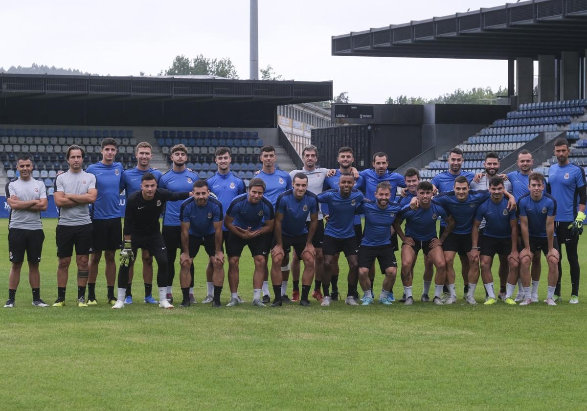 La plantilla de la Gimnástica para esta próxima temporada posa en El Malecón.