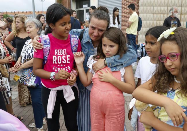 Una de las familias de acogida dándose el último abrazo.