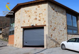 Puerta forzada del almacén municipal de Polaciones.