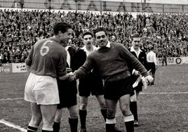 Ortega saluda al capitán del Oviedo, Falín, en los Campos de Sport en 1952.