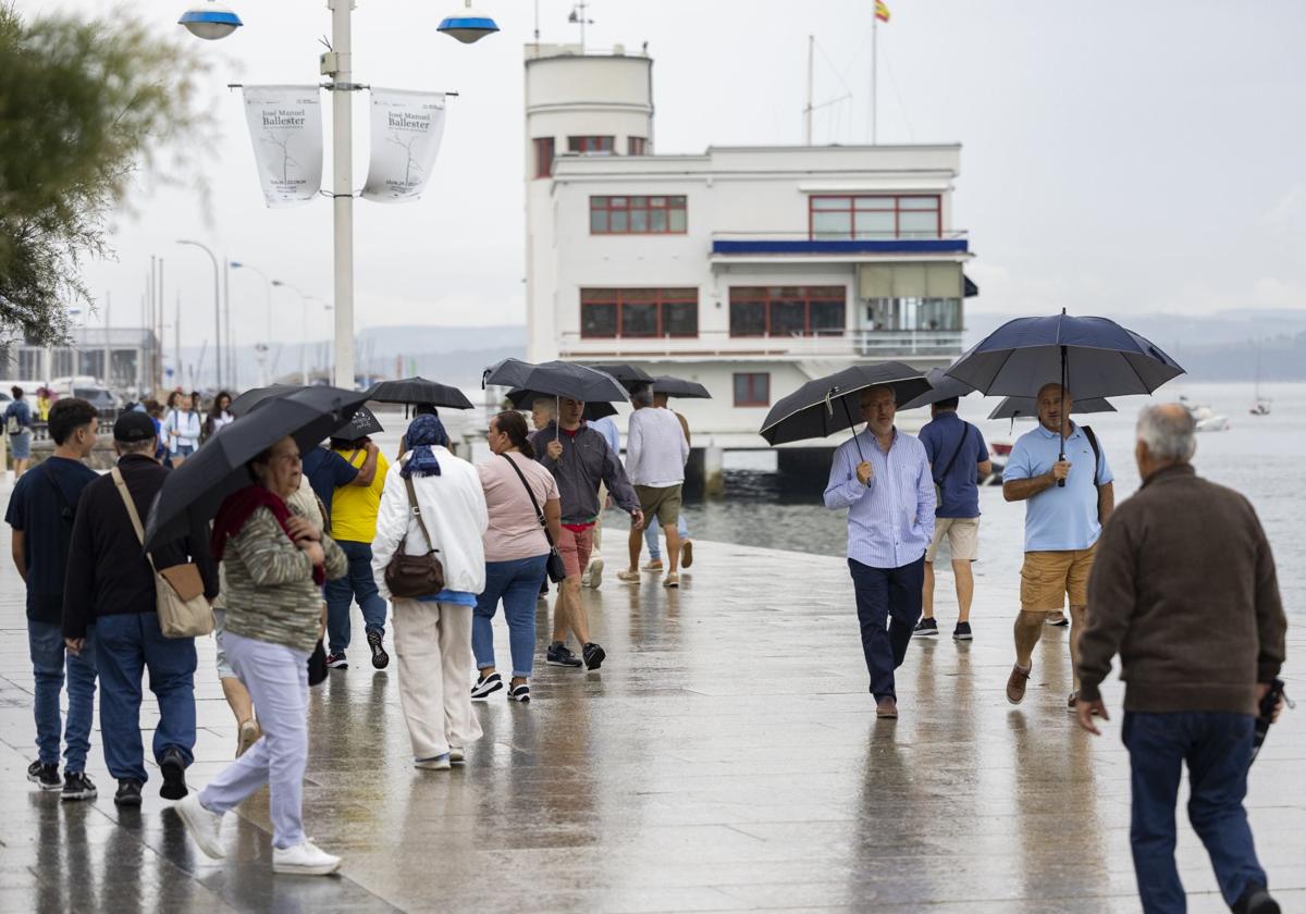 Las calles de Santander se llenaron un día más de paraguas debido a las lluvias de ayer.