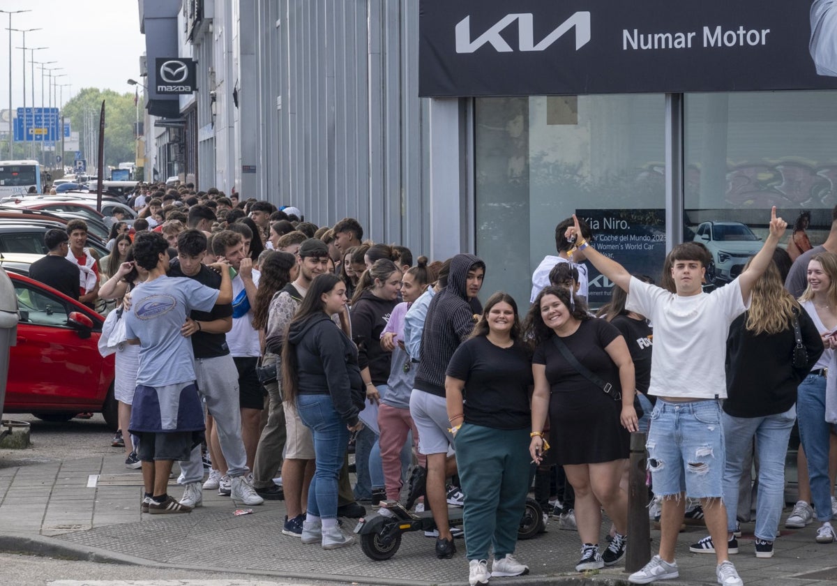 Multitudinarias colas este jueves por la tarde para la pre validación de los abonos del Negrita Music Festival