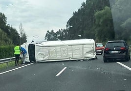 Dos horas de retenciones en la A-8 por el vuelco de una furgoneta en Quijas