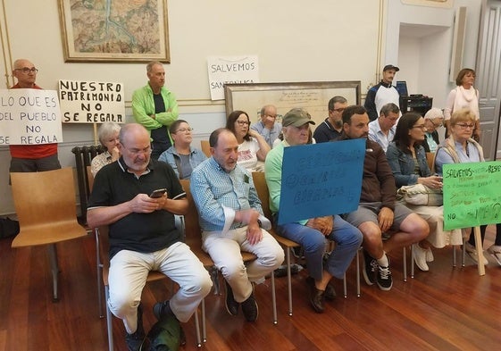 Vecinos afectados exhibieron pancartas de protesta durante el Pleno.