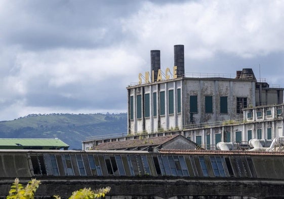 El edificio destinado a la caldera, inerte, dentro del recinto industrial de Sniace (Torrelavega).