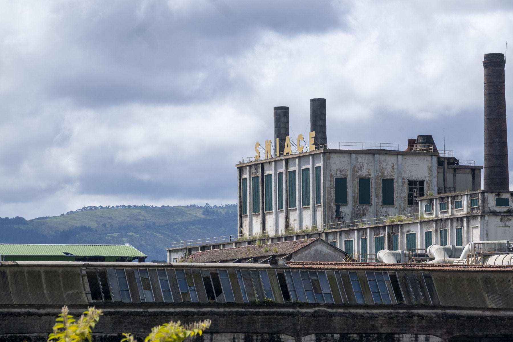 El edificio destinado a la caldera, inerte, dentro del recinto industrial de Sniace (Torrelavega).