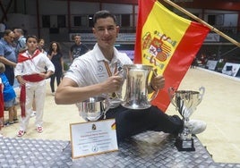 Víctor González celebra su título de campeón de España sobre la arena de la bolera del Polideportivo de Treceño.