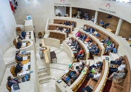 Vista general del hemiciclo con todos los diputados en sus escaños.