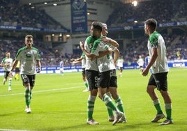 Andrés y Arana se abrazan en presencia de Vicente y Aldasoro durante el minuto mágico del Racing.