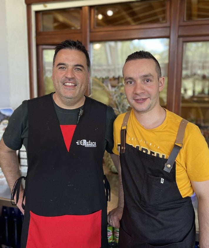 Imagen secundaria 2 - Garbanzos con langostinos, albóndigas de ternera local y los cocineros José Gutiérrez (propietario) y David Ortiz.