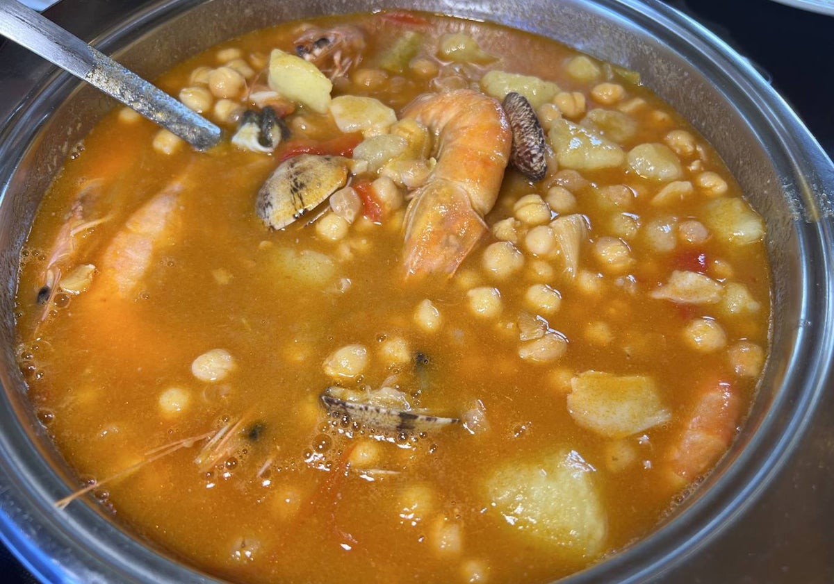 Imagen principal - Garbanzos con langostinos, albóndigas de ternera local y los cocineros José Gutiérrez (propietario) y David Ortiz.