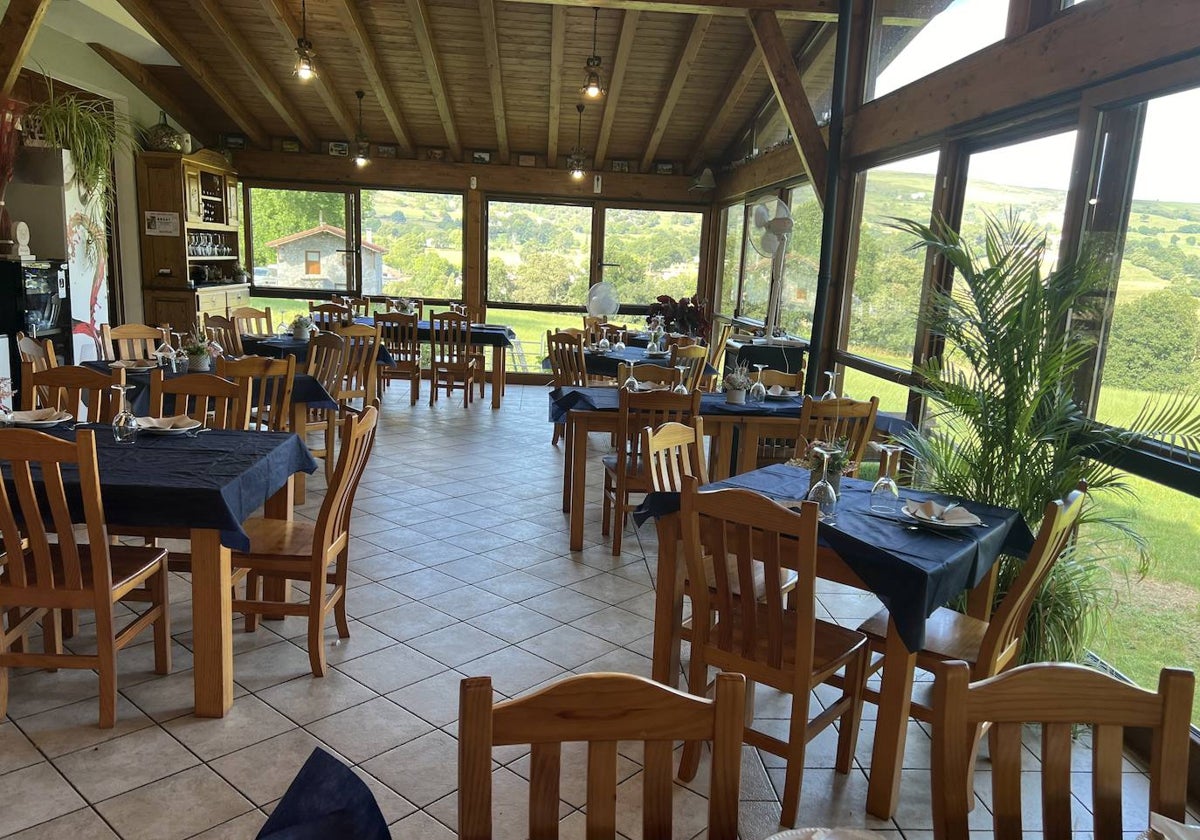 Galería-comedor acristalado con excelentes vistas al paisaje de montaña de la comarca.