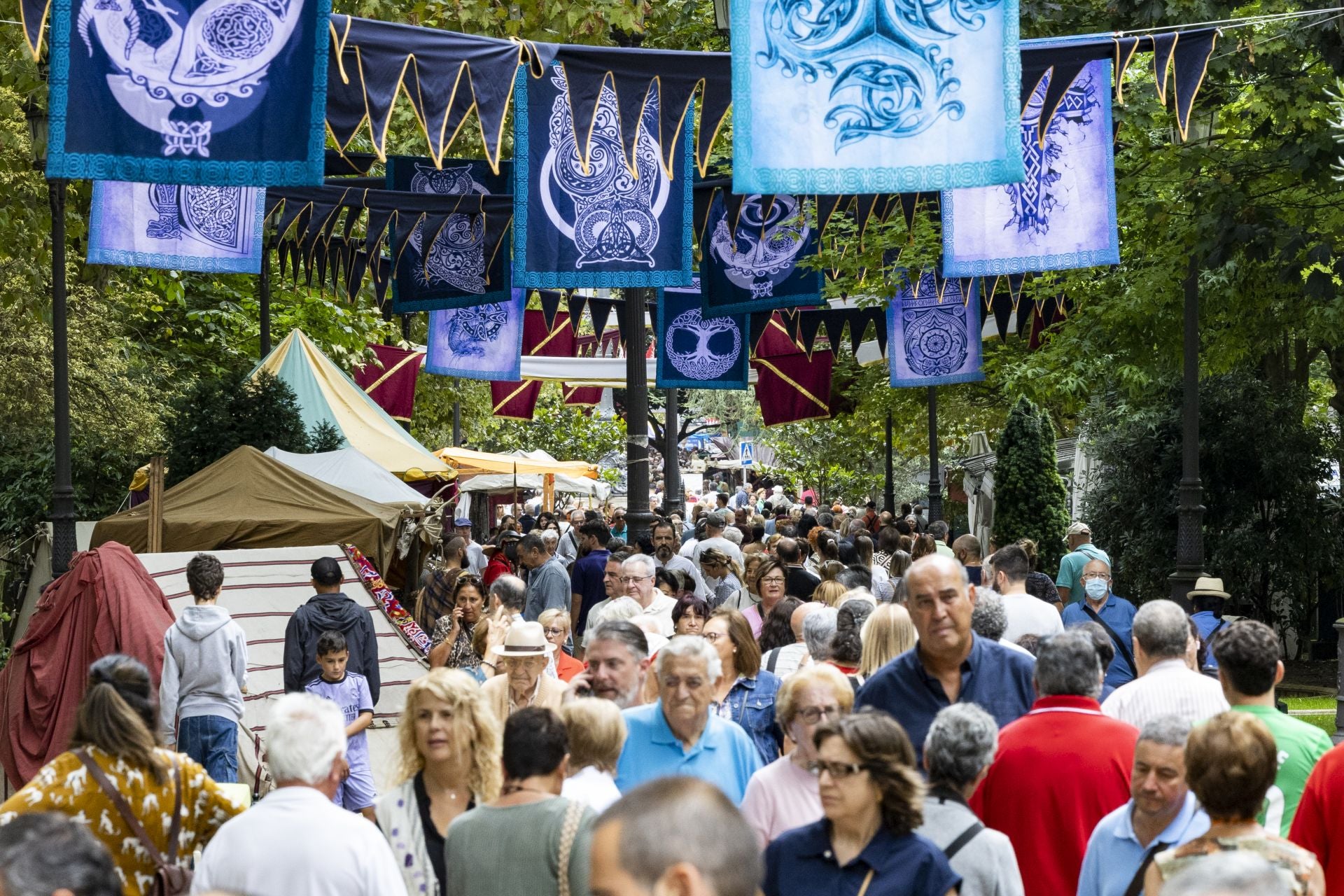 La alameda ha sido decorada con estandartes para recrear el ambiente de la épeoca.