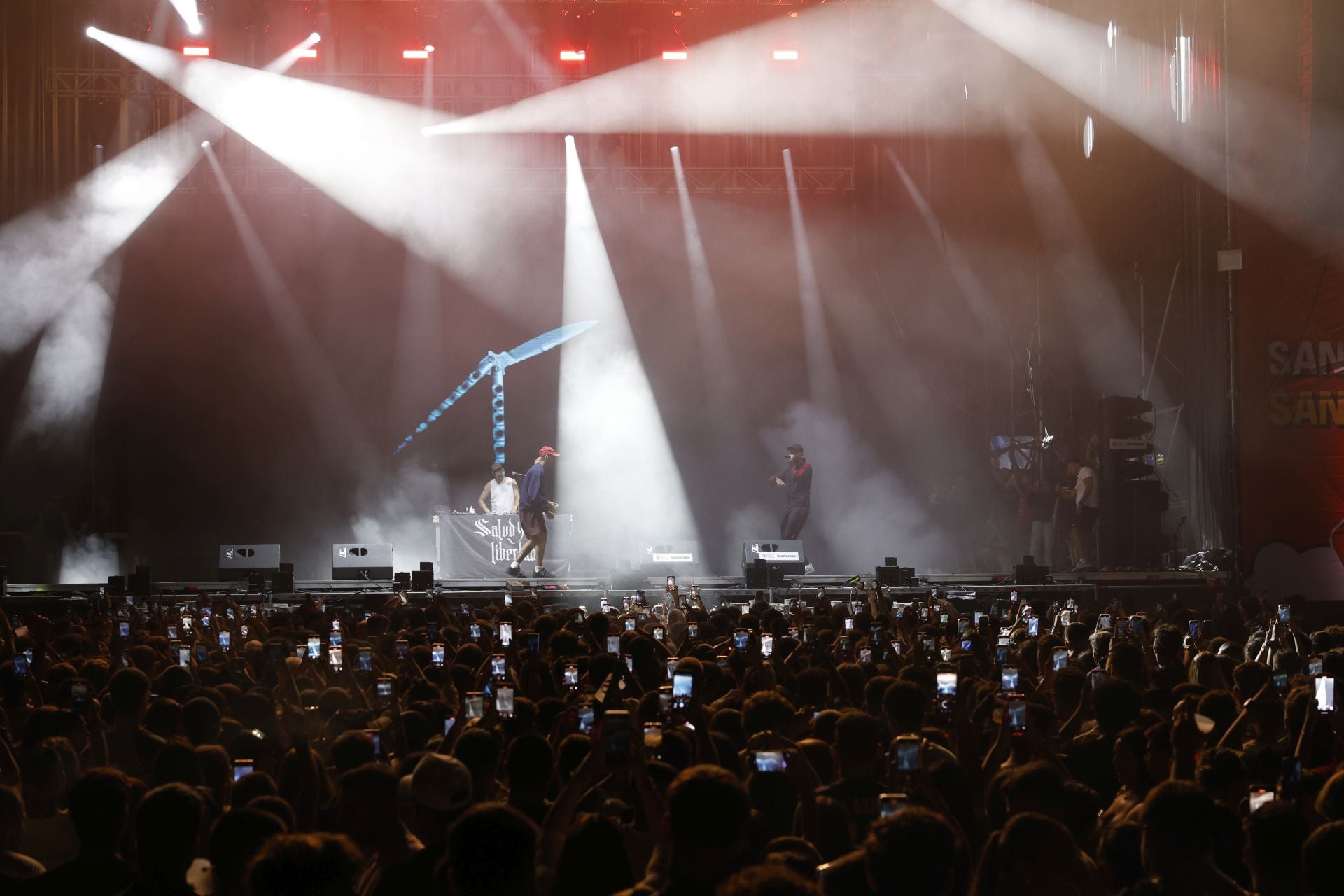 Miles de personas disfrutan de uno de los recitales, este viernes, en el Negrita Music Festival.