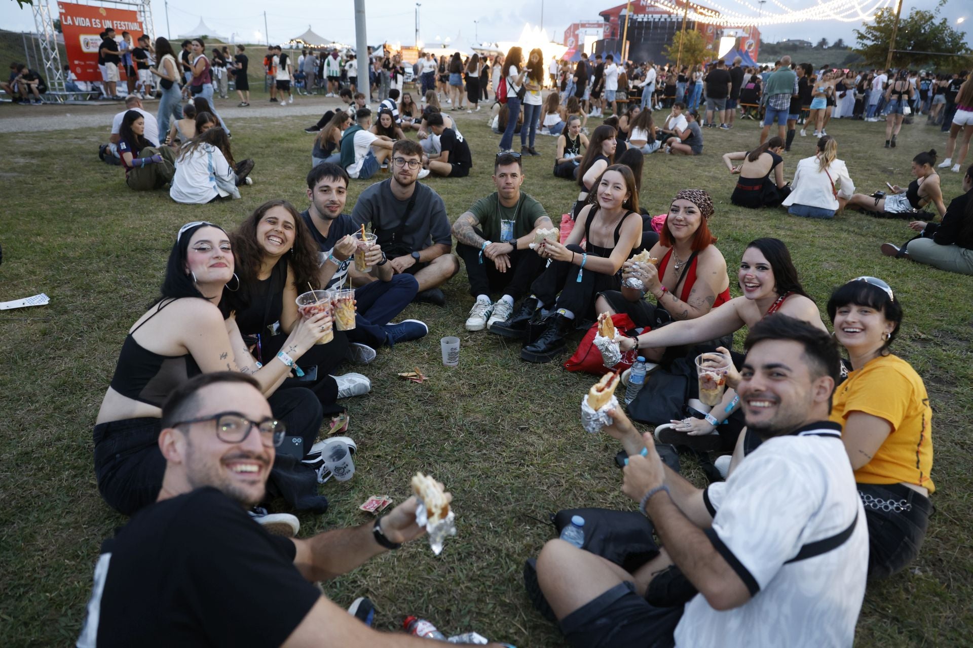 Un grupo de jóvenes cena antes de uno de los conciertos, en el recinto del festival.