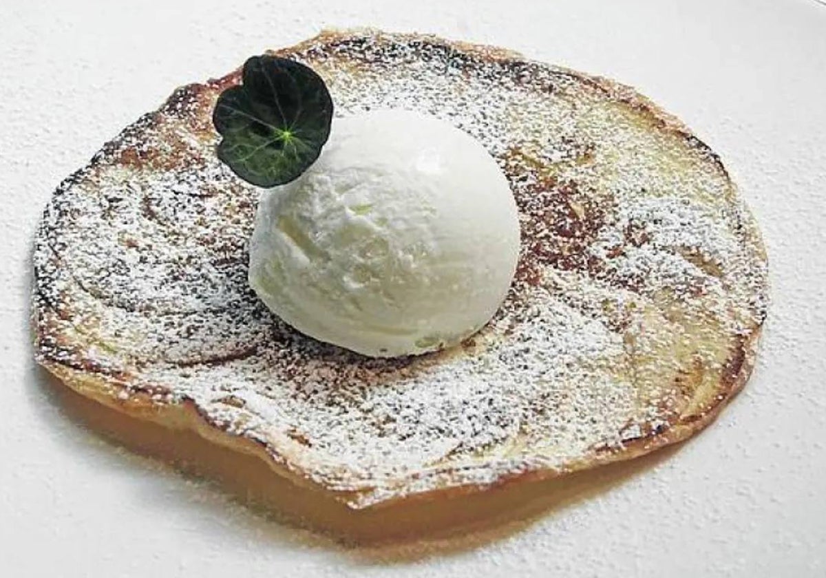 Tarta de manzana con helado de nata.