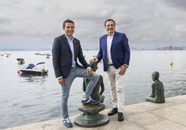 Pedro Casares (izquierda) y Félix de las Cuevas, este miércoles frente a la bahía de Santander.