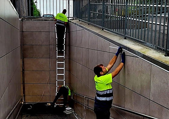 Un operario trabaja en la mejora de la iluminación del paso subterráneo del centro de Maliaño-Muriedas.