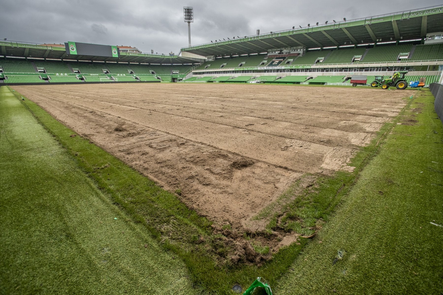 Los Campos de Sport, una vez retirada la mayor parte del antiguo césped.