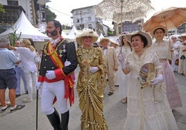 Los reyes Alfonso XII y María Cristina durante su paseo por Comillas.