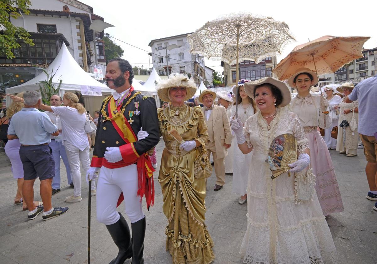 Los reyes Alfonso XII y María Cristina durante su paseo por Comillas.