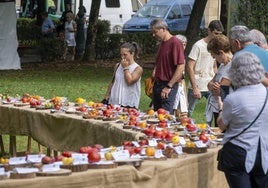 El público puede descubrir la gran variedad de tomates existente.