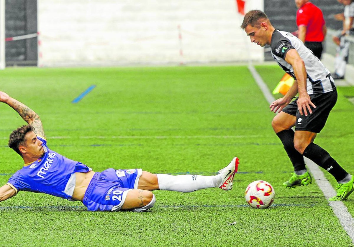 Edu Fontán,d el Escobedo, trata de mantener el balón mientras un rival del Salamanca intenta robárselo.