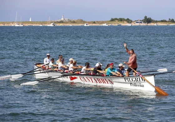 El patrón, Chepe Saiz, al mando de un grupo de turistas que aprenden a navegar en trainera.