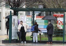 Imagen de archivo de una jornada de lluvia en Torrelavega.