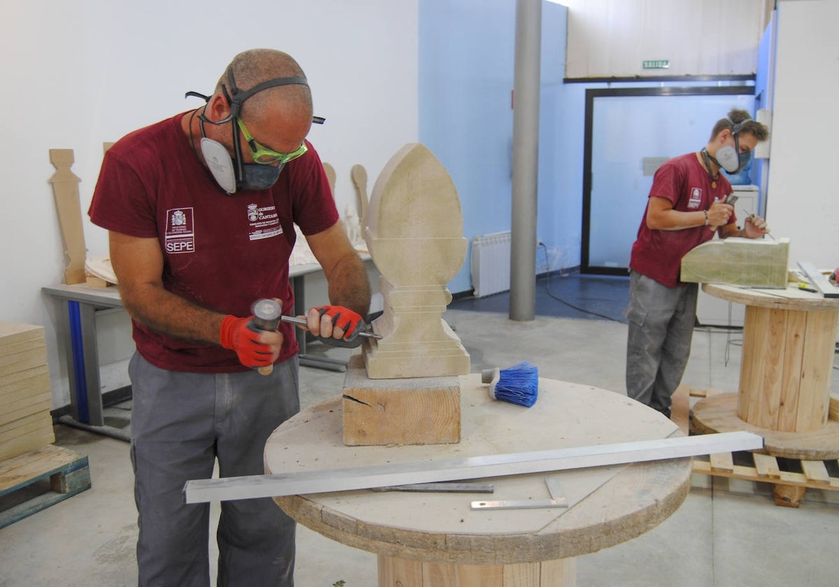 Valiéndose del cincel y del martillo, Carlos Martínez pule los detalles del peón de piedra que ha labrado.