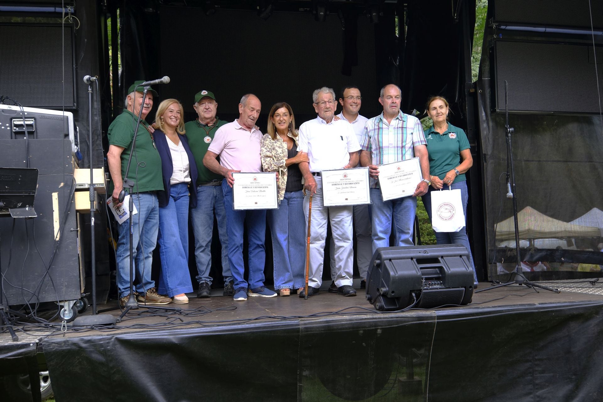 La presidenta regional, María José Sáenz de Buruaga y la presidenta del Parlamento, María José González Revuelta junto a los homenajeados en la fiesta.