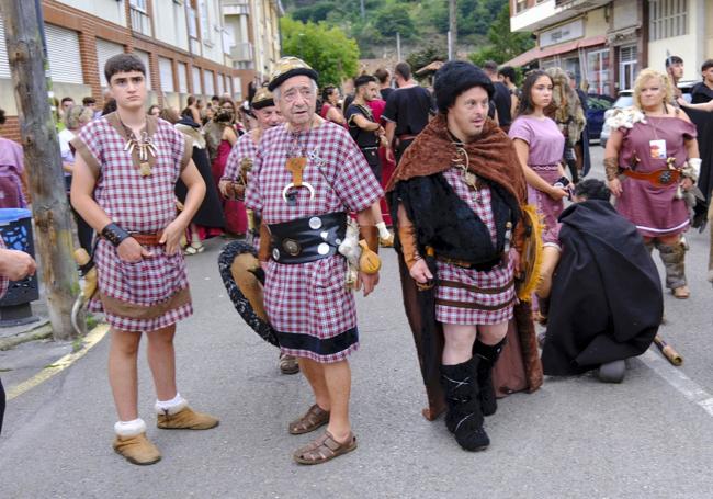 Mil quinientas personas formaron parte de la comitiva del desfile.