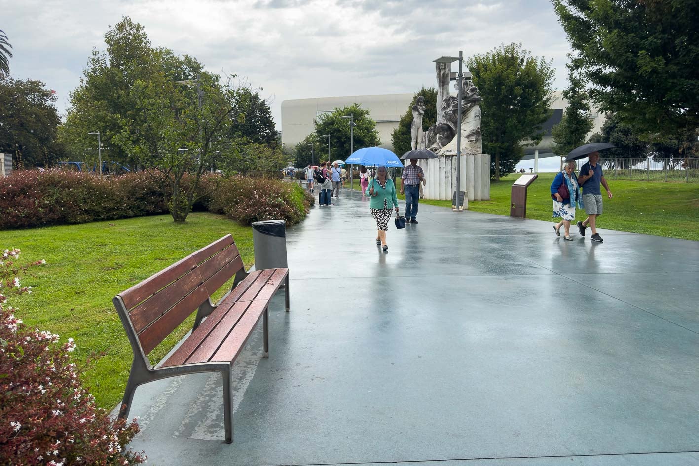 Jardines de Pereda. Renovados a la par que se construyó en Centro Botín, se inauguraron en 2014. Su suelo azulado dejó atrás las baldosas clásicas, aunque la forma de las zonas verdes –ahora sin bordillo– es la misma. Los bancos son iguales que los del Ayuntamiento, aunque las farolas, con focos planos y cuadrados, son diferentes a todas las del entorno. 