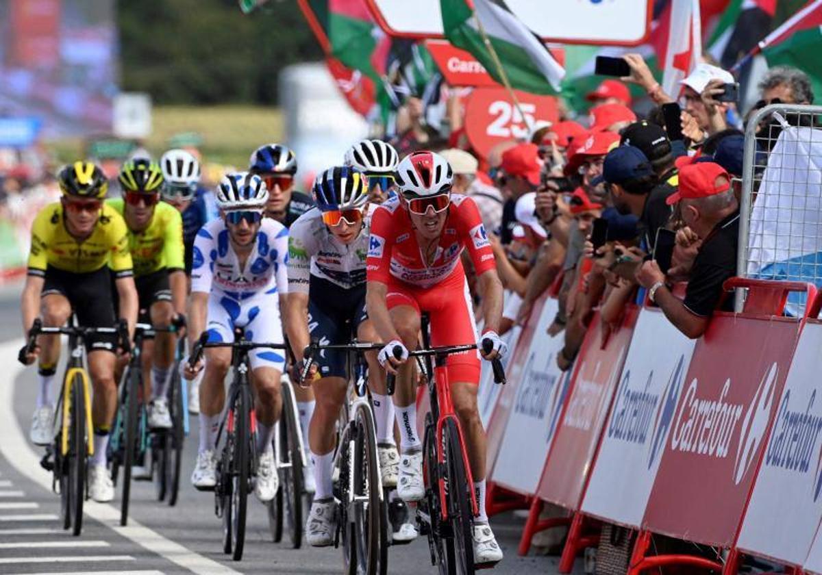 El ciclista Ben O'Connor cruza la línea de meta de la etapa 11 de la Vuelta Ciclista, en Padrón.