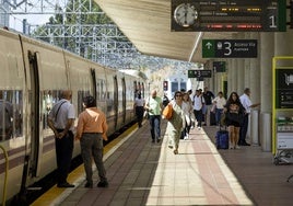 Los viajeros descienden del tren procedente de Madrid, que llegó al mediodía a Santander.