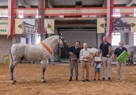 El alcalde entrega el premio de Campeón del certamen.