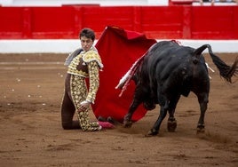 Roca Rey, durante su actuación en la pasada Feria de Santiago en la plaza de Cuatro Caminos de Santander.