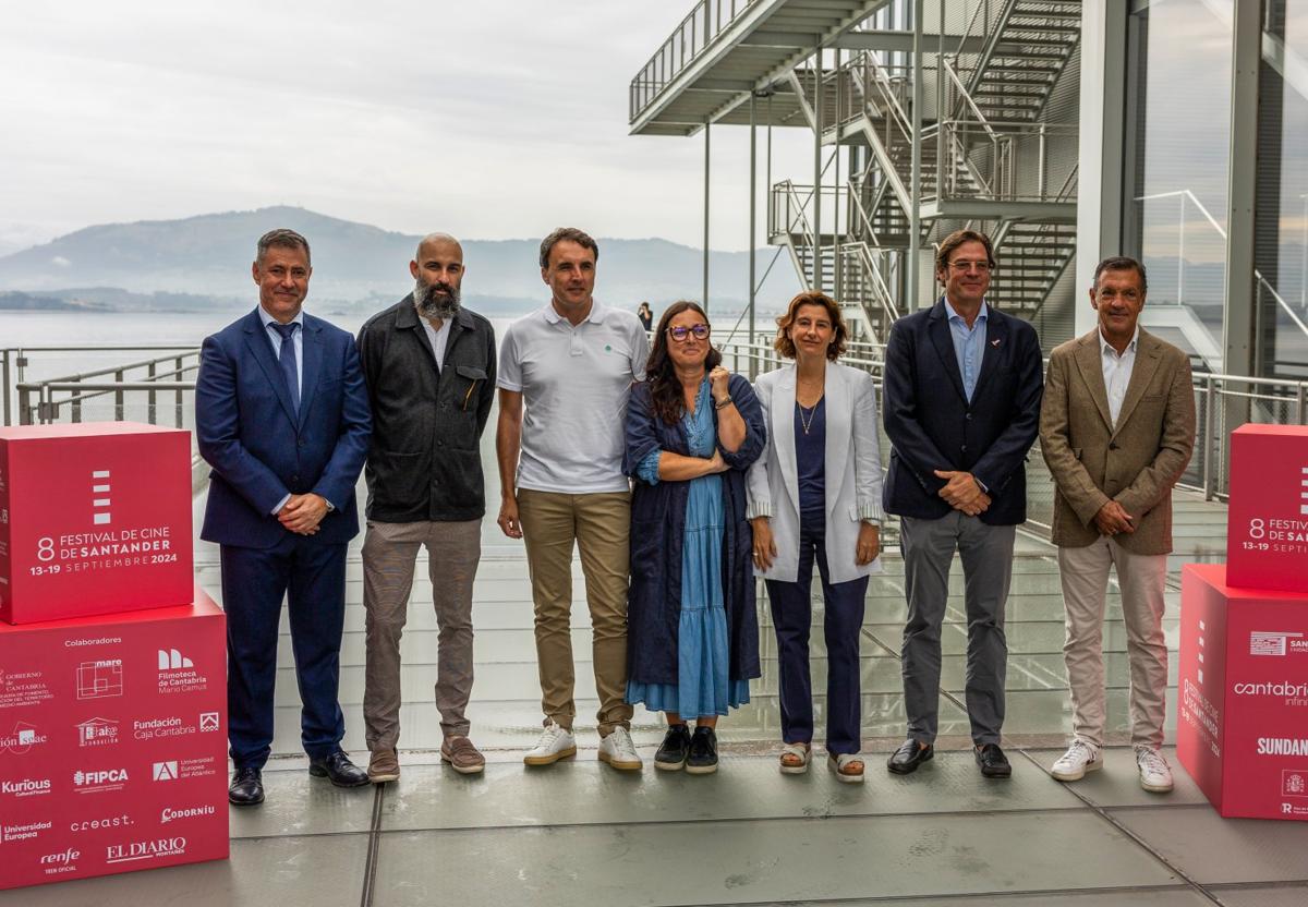 De izquierda a derecha: Luis Martínez Abada, Christian Franco, Joaquín Rueda, Noemí Méndez, Fátima Sánchez, Álvaro Longoria y Pedro Ruiz.