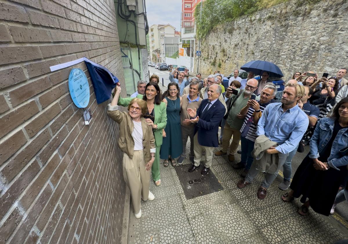 La alcaldesa, Gema Igual, junto a familiares y amigos de Casado Soto en el descubrimiento de la placa.