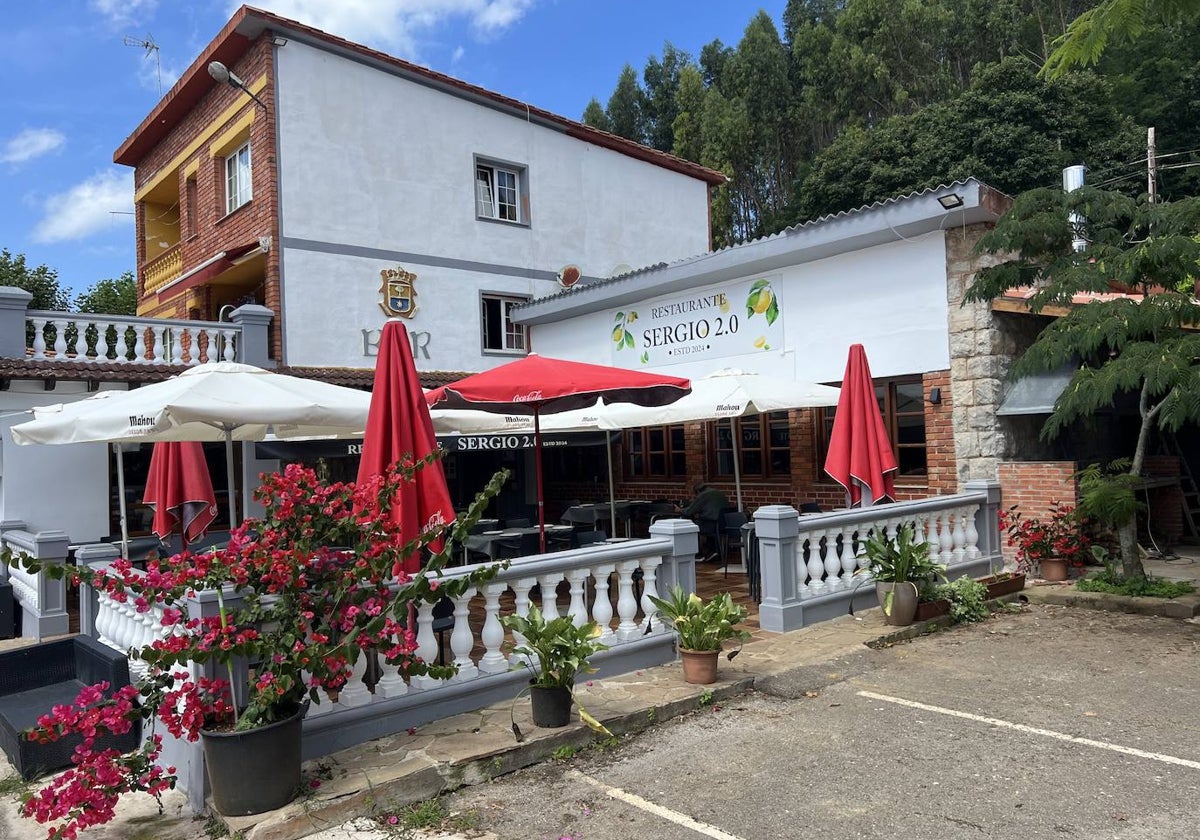 Fachada del establecimiento y terraza exterior, a la entrada de Novales por la carretera de Puente S. Miguel.