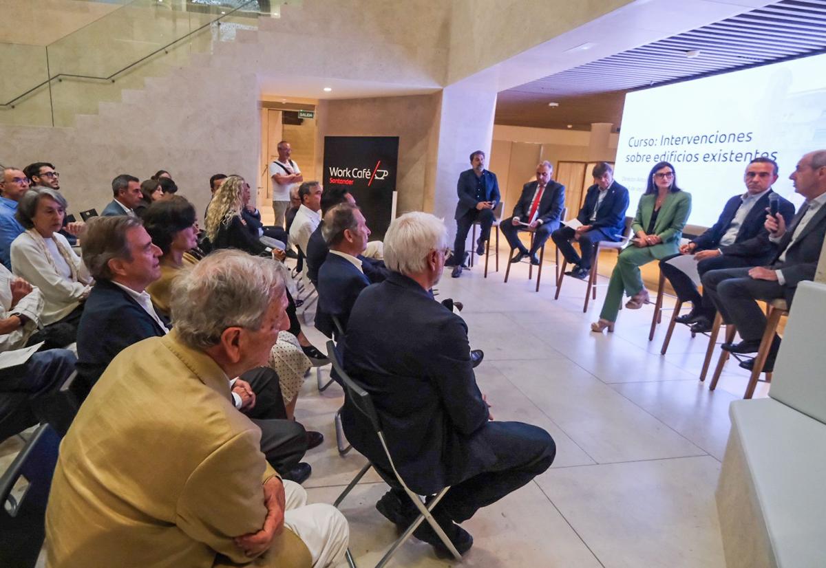 Rafael Moneo, en primer término, escucha las intervenciones de la puesta de largo, en el edificio de Hernán Cortés, del Encuentro de Arquitectura de la UIMP.