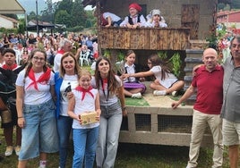 Los ganadores del desfile con su carroza 'Por la tradición'.