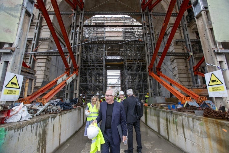 Chipperfield, en primer término, al finalizar la visita a las obras de Faro Santander con los participantes en el encuentro profesional organizado por el Banco Santander.