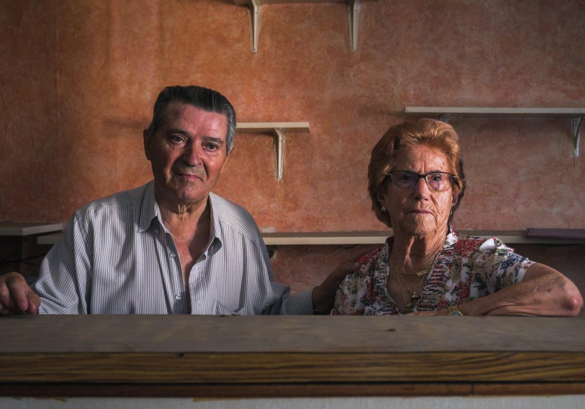 Alfonso y Anita detrás del mostrador del antiguo Bar Minero (el de 'La Diabla'). Olleros de Sabero, 2019.