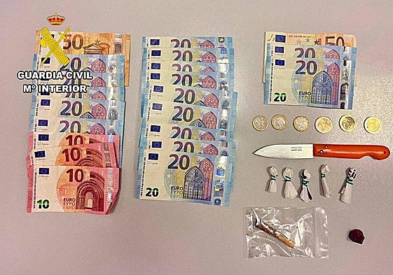 Dinero y sustancias intervenidas.