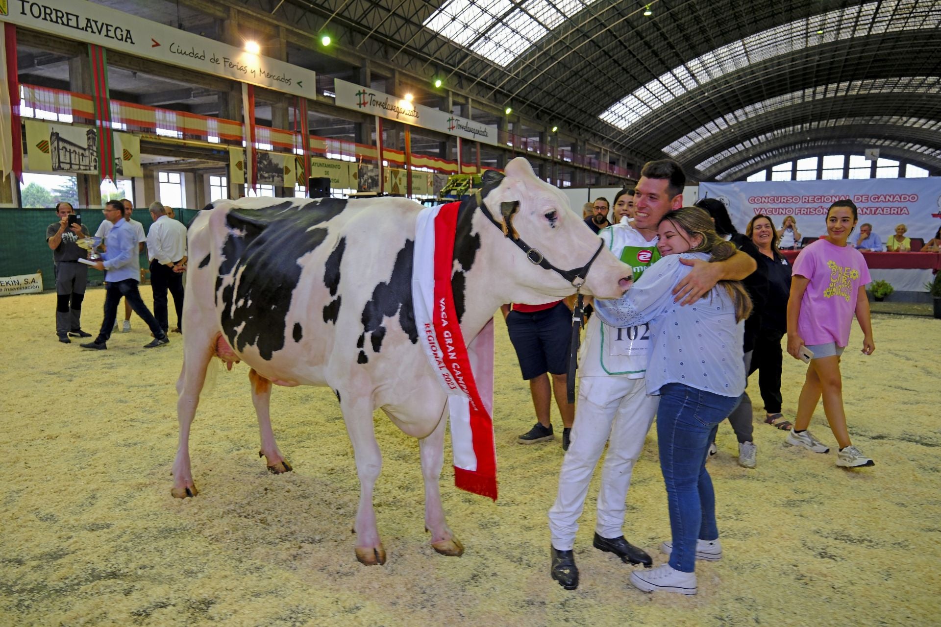 La gran campeona de 2023 fue Somoboo Elvira Elude, de la ganadería Somoboo, de Somo. Su propietario Alejandro Barbapolo lo celebra.