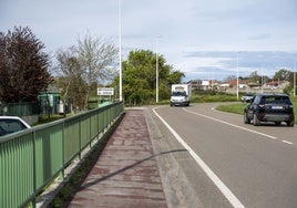 El arcén por donde caminaban las tres personas atropelladas.