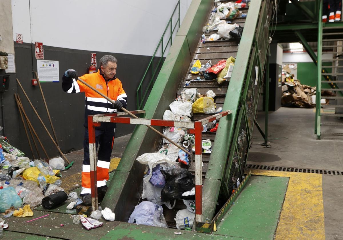 Imagen de archivo de la planta de reciclado que Mare gestiona en el vertedero de El Mazo, en Torrelavega.