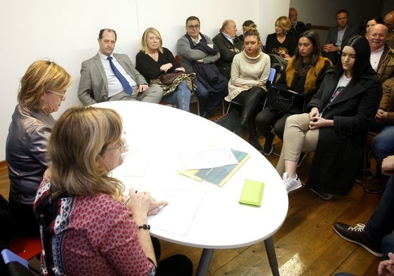 Reunión de la junta local de Torrelavega, una de las afectadas.