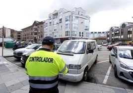 Un controlador del Estacionamiento Regulado Activo (ERA) vigila la situación de los vehículos aparcados en la calle Pando.